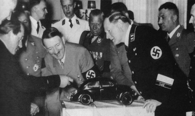 Porsche'nin kurucusu Ferdinand Porsche, Hitler'e ilk Volkswagen modeli Beetle'ı gösterirken, 1934.