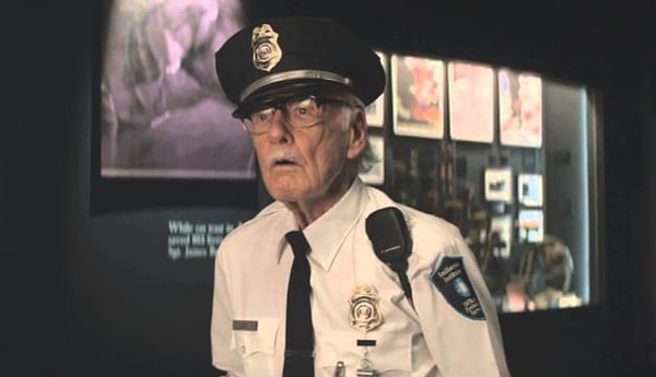 2. В каком фильме Стен Ли появляется в образе охранника?