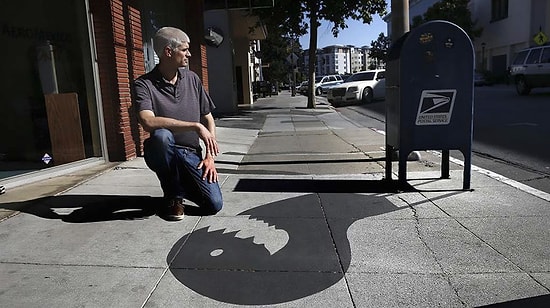 Художник создает на улице тени от предметов, увидев которые вы не поверите, что они нарисованы