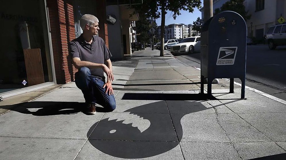 Художник создает на улице тени от предметов, увидев которые вы не поверите, что они нарисованы