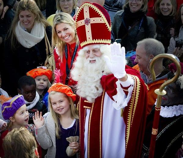 17. Noel, 5 Aralık'ta kutlanır ve Sinterklaas'ın (Noel Baba) çocuklara hediyelerini getirdiği gün olarak kabul edilir.