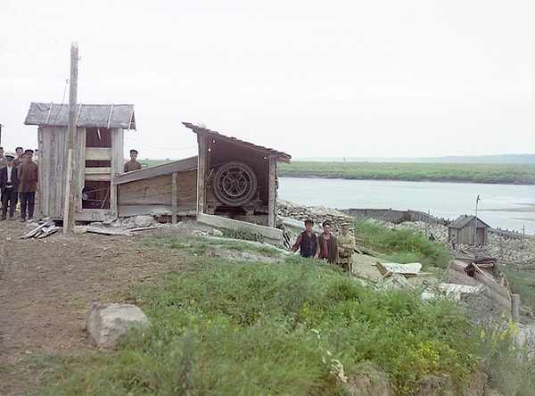 7. В чем заключается работа этих мужчин?