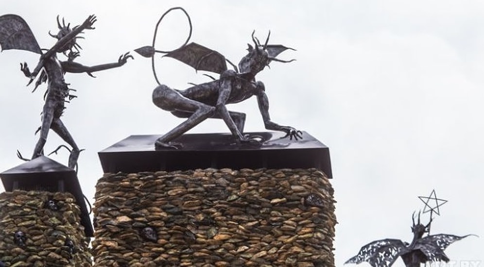 Белорусский бизнесмен украсил свой дом черепами и статуями демонов