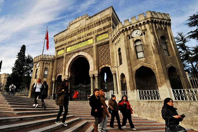Bu yılın temmuz sonu itibari ile 1 milyon 156 bin 832 genç, ‘öğrenim kredisi’ nedeniyle borçlu durumda. Bu kişilerin toplamda aldığı para 11 milyar 899 milyon 7 bin 628 TL iken, ödenmesi gereken toplam miktar ise 13 milyar 158 milyon 657 bin 537 TL.