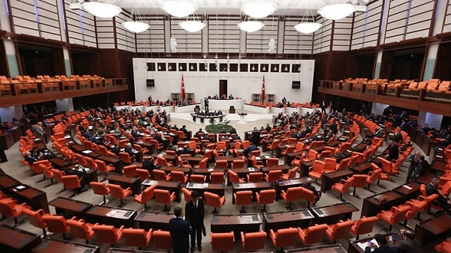 1. Milletvekillerine seçimler öncesinde ya da sonrasında işlediği suçlardan soruşturma açılabilecek. Soruşturma yetkisi Ankara Cumhuriyet Başsavcılığı'nda...