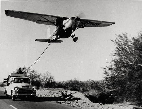 13. 1958’de iki pilot bir uçağı iki ay boyunca yere indirmeden uçurdu. Yakıt ikmali yerde ilerleyen bir kamyona paralel uçularak yapıldı.
