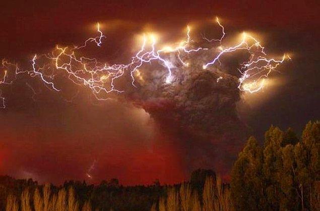 14. Şili'deki volkanik bulutların enerjisiyle ortaya çıkmış görkemli bir görüntü.