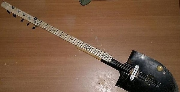 13. Еще один предмет народного творчества. Удобно с такой гитарой на дачу ездить