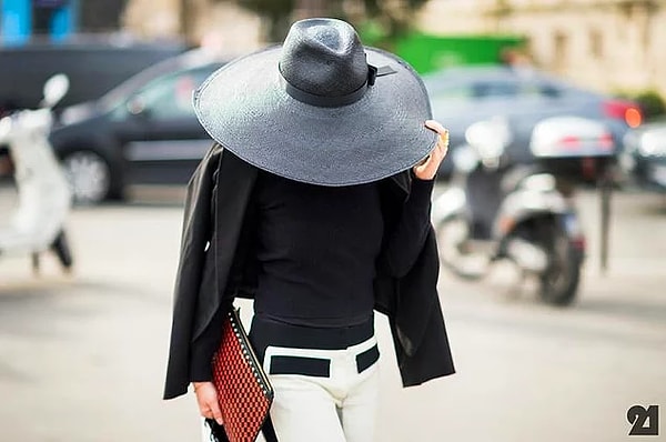 25. И огромные широкополые шляпы!