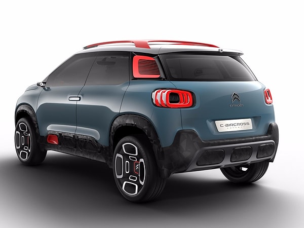 Вместо боковых зеркал — камеры, которые передают изображение окружающего пространства на зеркало заднего вида. Есть также панорамный люк в крыше.