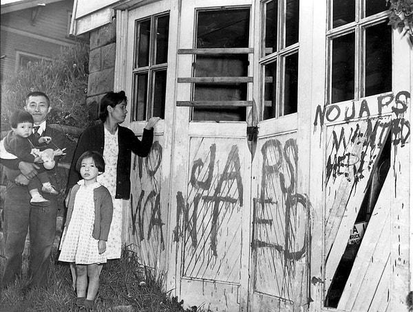 20. Toplama kampından geri dönen Japon ailesinin karşılarında buldukları tahrip edilmiş evleri, Washington, ABD, 1945.