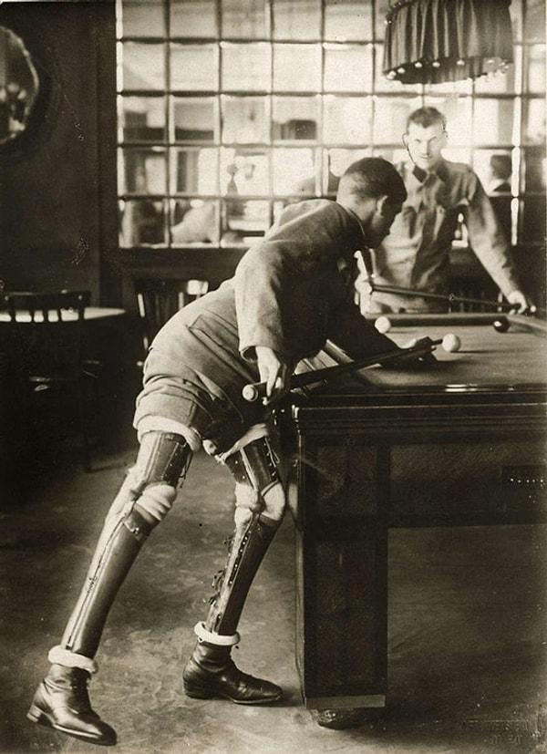 9. I. Dünya Savaşı sırasında iki bacağını da kaybeden bir asker bilardo oynarken, 1915.