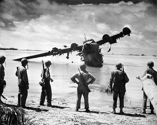 11. ABD askerileri tarafından düşürülmüş, Japon ordusuna ait 4 motorlu keşif, kargo ve bombardıman görevlerini icra edebilen deniz uçağı, 24 ekim 1943