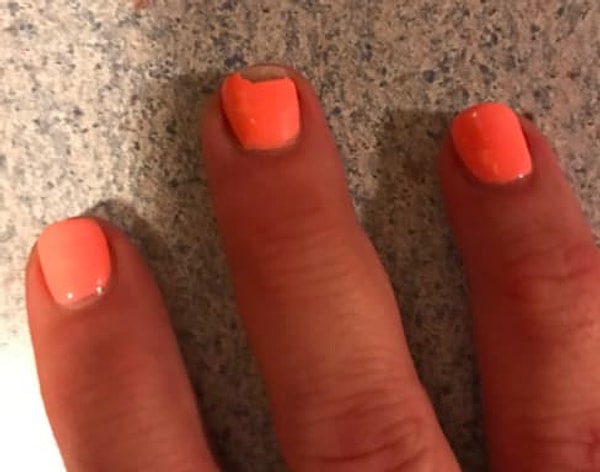 12. А откалывать лак от ногтей? Как же это одновременно противно и классно!