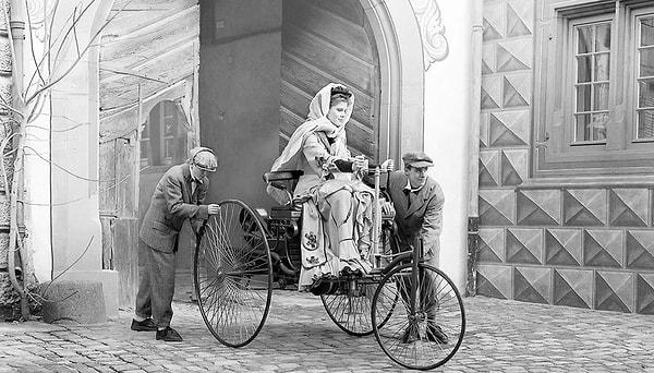 12. Otomobil mucidi olan Karl Benz'in karısı ve iş ortağı olan Bertha Benz, patentini aldıkları ilk araca binerken, 1886.