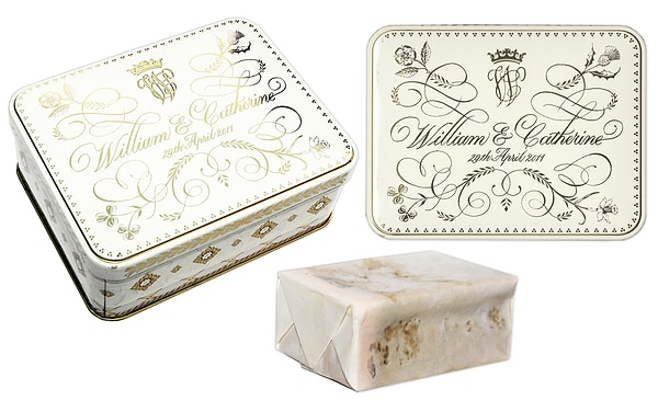 Заявивший самую высокую цену получит кусочек в специально разработанной кремово-золотой юбилейной коробочке - точно такой же, что дарили вместе с кусочком торта гостям на королевском свадебном приеме, сообщает The New Daily.