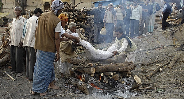 6. Женщина, чей супруг умер, сжигает себя, либо ее сжигают.