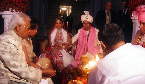 12. На индийских свадьбах для жениха и невесты зажигается священный.