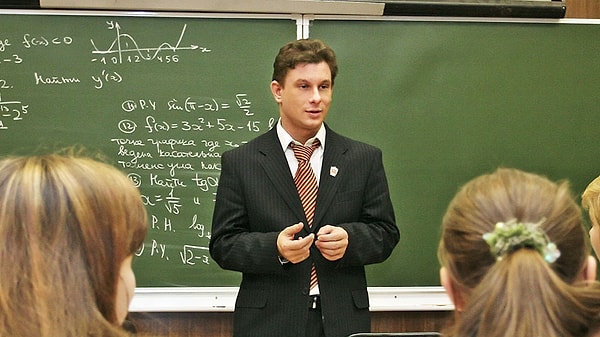 19. В Швейцарии зарплата школьного учителя начинается с 33000 долларов в год