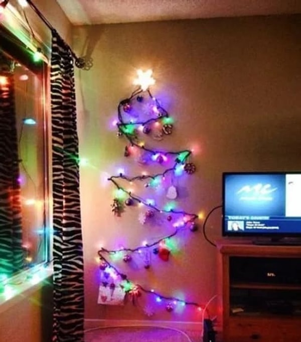 12. Когда ты студент, и у тебя нет денег на настоящую ель, но так хочется праздника!