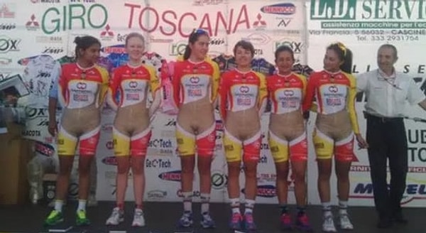 6. Еще одна шутка дизайнера. Неужели они так и вышли играть в этих костюмах? 😱