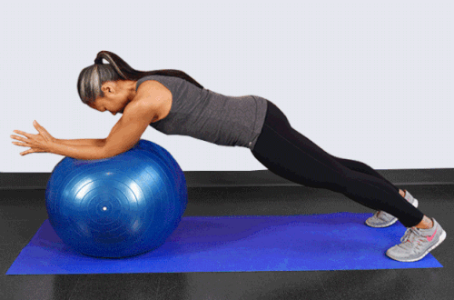 Evinizde ayağınızı uzatmak için kullandığınız bir pilates topunuz varsa, bu egzersizleri yapmak için kullanabilirsiniz!