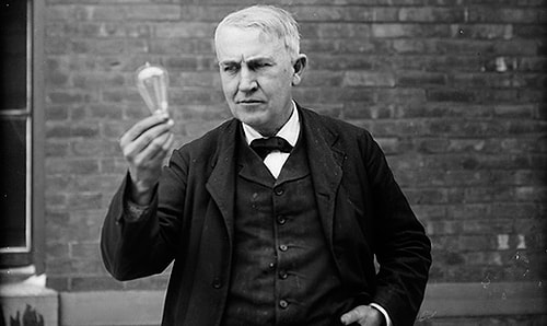 Türkçe dublajlı izleyen Thomas Edison'dur, altyazılı izleyen Nikola Tesla.