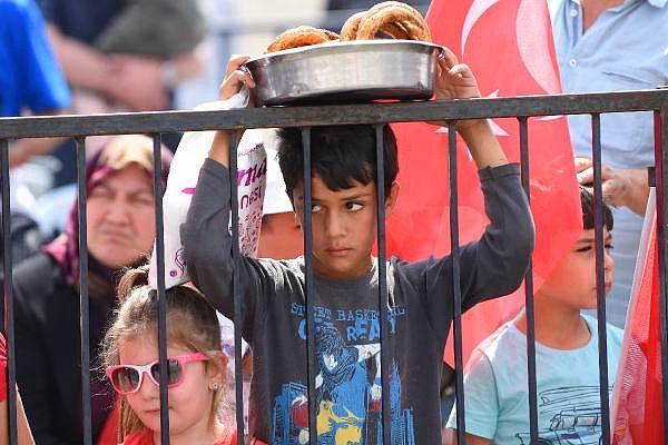Sivas'taki kutlamalardan Afgan uyruklu simitçi çocuk...
