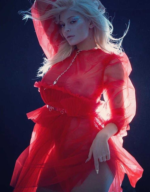 Kırmızı elbise mi Kylie'nin sarı saçlarını patlatmış yoksa sarı saçlar mı kırmızıyı aleve döndürmüş?