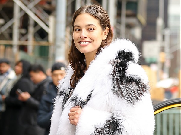 5. В свободное от работы моделью время Эшли Грэм использует улыбку вместо косметики!