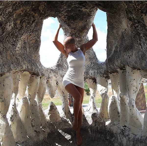 6. Многие наши соотечественники осуждают маму за то, что она позирует в том числе и в обнаженном виде.