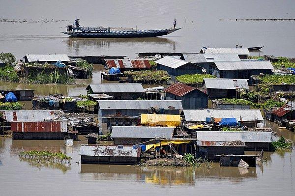 17. Assam'ın Morigaon bölgesinde evlerin yarıdan fazlası sular altında kaldı.
