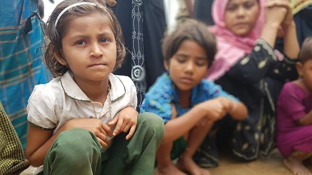 Bu kız çocuğu da annesiyle birlikte kaçmak zorunda kaldı. Şu ana kadar 18 binden fazla kişi Bangladeş'e geçmeyi başardı. Ancak binlercesi de sınır da bu kız çocuğu ve annesi gibi bekliyor.