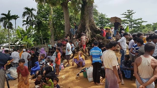 Kutupalong kampındaki bu ağacın altında 100'den fazla Arakanlı Müslüman yaşıyor. Bazıları yiyecek bekliyor, bazıları da akrabalarının buraya ulaşabilmesini...