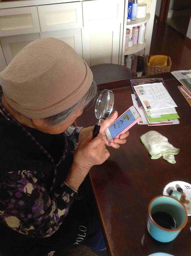 6. "90 yaşındaki Japon büyükannem bize iPhone'da nasıl yakınlaştırma yaptığını gösteriyor."