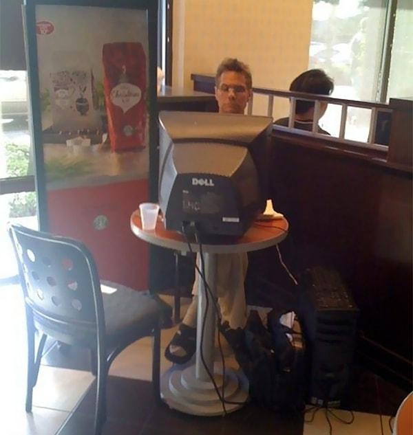 31. "Bu adamı bir kafede bilgisayarında çalışırken gördüm."