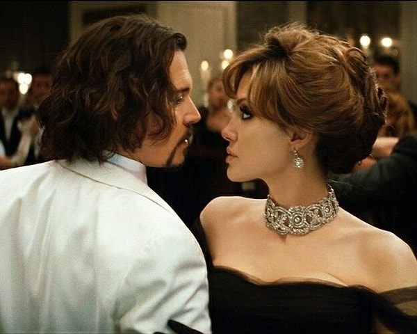 19. Анджелина Джоли снялась с Джонни Деппом в 2010 году в «Туристе». Несмотря на мрачные отзывы критиков, фильм хорошо показал себя в международном прокате и заработал три номинации на «Золотой глобус».