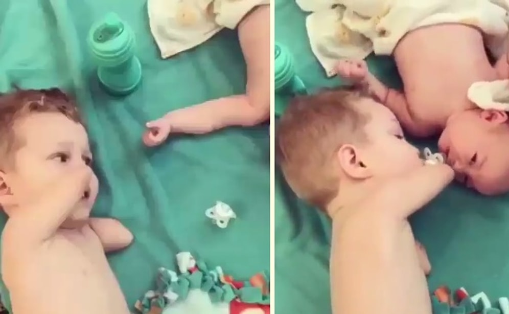 Kolları Olmayan Ağabeyin, Yeni Doğan Küçük Kardeşine Göz Kulak Olduğu Muhteşem Anlar