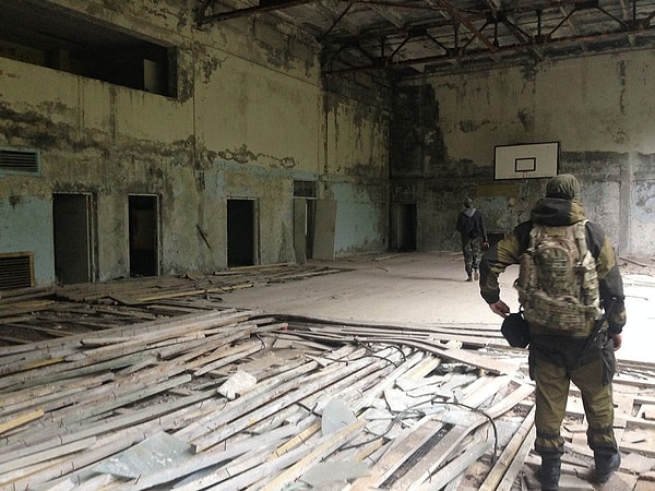 8. Вот так выглядит спортивный зал, ходить по прогнившим насквозь доскам - задача не из лёгких.