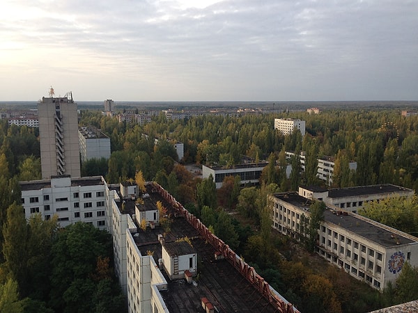 10. А это вид с одного из самых высоких зданий Чернобыля - "шеснарика" (16-этажный дом) с гербом. Лифтовые шахты в подобных домах открыты настежь, поэтому близко к ним лучше не подходить.