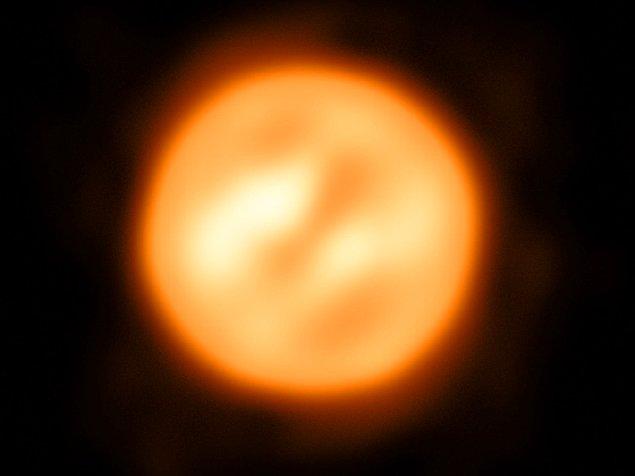 18. Yakınlarımızda bulunan kırmızı süper dev Antares'in, gök bilimciler tarafından fotoğraflanmasıyla Güneş dışında başka bir yıldızın bugüne kadar çekilen en detaylı detaylı görüntüsüne ulaşılmış oldu.