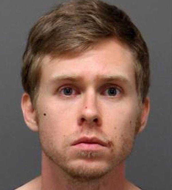 2. В отделении полиции города Роли, Северная Каролина не могли поверить в случившееся — 27-летний мужчина, евангелист, отучившийся в библейском колледже, насмерть заколол свою жену, 29-летнюю Лорен Фелпс.