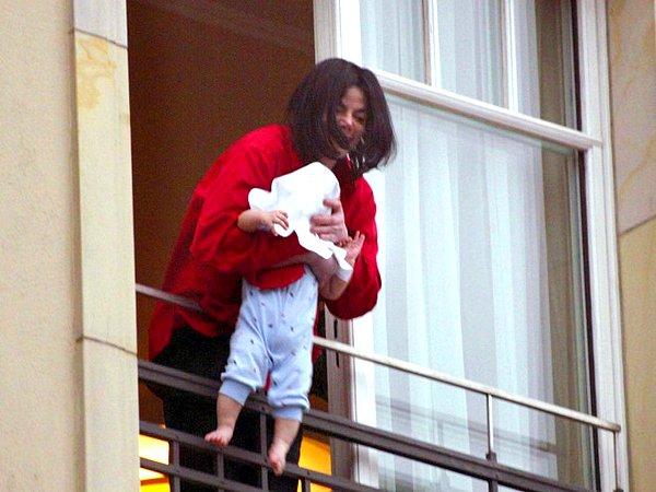 2. Michael Jackson herkesi korkutan bir hareket yaptı ve bebeğini bir otelin 4. katının balkonundan sarkıttı.