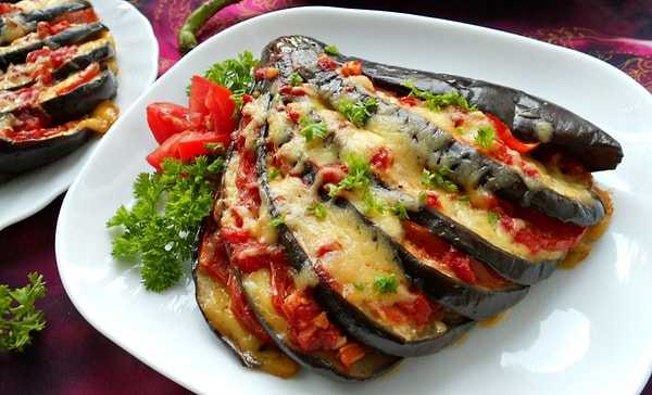 12. Баклажаны, запеченные с сыром и помидорами
