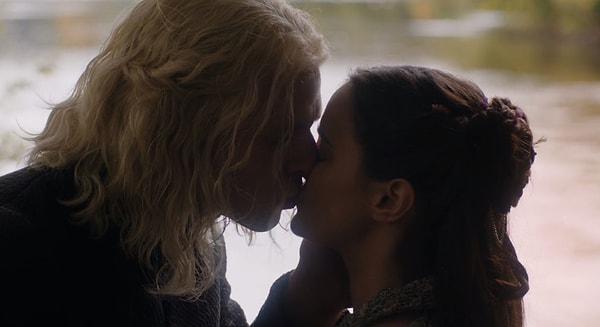 Onlar işlerini hallederken bu sezon üç gözlü kuzgun triplerlerine giren Bran, Jon’un gerçek kimliğini tüm detaylarıyla açıkladı. Sevişmelerini izlerken de Daenerys’in Jon’un halası olduğunu öğrendik.