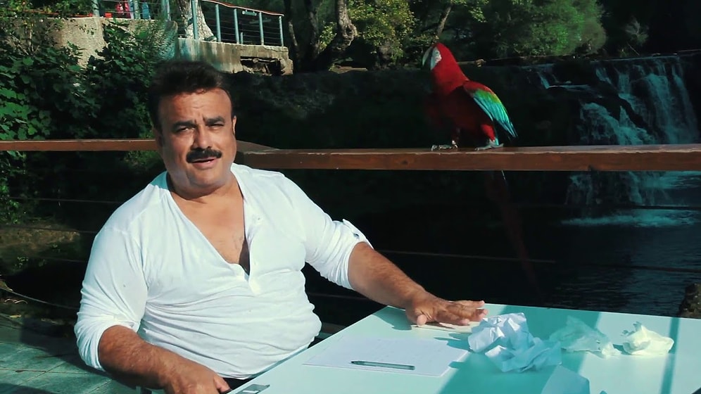 Bülent Serttaş'ın Yeni Klibi 'Mektup Yazarım'daki Efkarlı Papağan