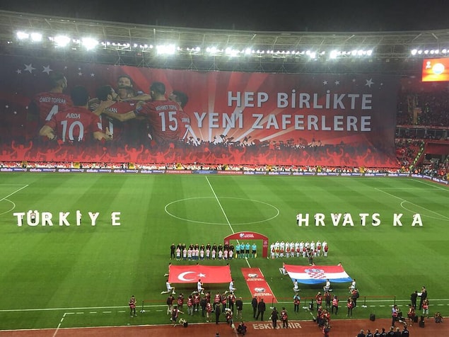 Bunun başlıca nedeni, Eskişehir'in futbol kültürü olan bir şehir olması. Onun dışında İstanbul'da oynanan milli maçlarda, tribünlerde yaşanan üç büyüklerin gruplaşmaları burada olmuyor.