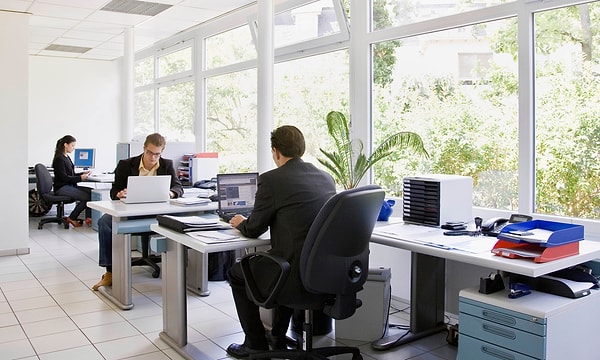 1. Работаю за компом, в кабинете нас четверо. Выше, над нами, надстраивают ещё этаж. Вдруг кто-то сзади хлопает по плечу и по всему телу холод. Обернулась - коллеги все на месте. Решила, что заработалась. Встала за водичкой. Только отошла - прямо на мое место рухнул потолок. Все целы. Шок был у всех.