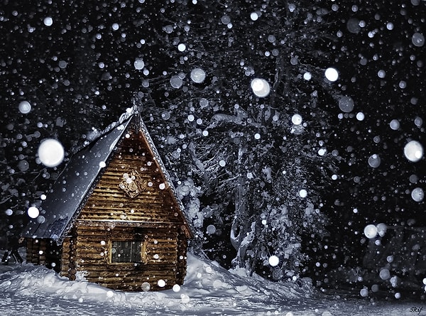 8. Пошли в лес на охоту, зима, заблудились, мороз крепчает, волки воют, водки три литра, еды - хоть отбавляй, наткнулись на старую избу, открыли дверь, там записка "Уберитесь за собой". Затопили буржуйку, тепло, тут заходит дедок, кладет лыжи, говорит: "Я погреюсь, а утром дальше пойду". Много историй рассказал, а на утро исчез, пришли в город, рассказали. Оказалось, он двадцать лет так ходит, оберегает свой дом, бывший лесник, которого давно уже нет. Но страха ходить в избу нет... добрый.