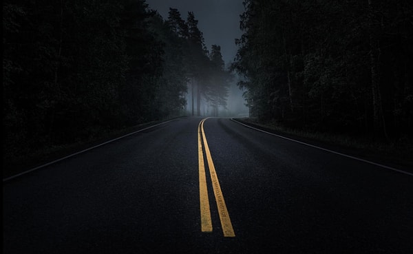 14. Ночь. Темень. Едем с мужем в Питер. Никогда крепко не сплю, а тут уснула. Да так, что когда кто-то громко трижды постучал в боковое стекло, понять не могла, где я, что со мной. Вглядываюсь в боковушку — темно, лес мелькает. Тут доходит: "Да я же еду!" Прямая дорога, мотор гудит. Оборачиваюсь на мужа, а он спит: "Саааша!" По тормозам.  Может, ангелы и вправду существуют...